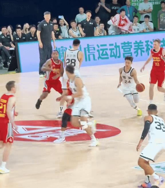 篮球也有越位规则吗？张昊蜜汁操作看呆众人，杜锋又要骂人了
在广东男篮与澳洲篮球队