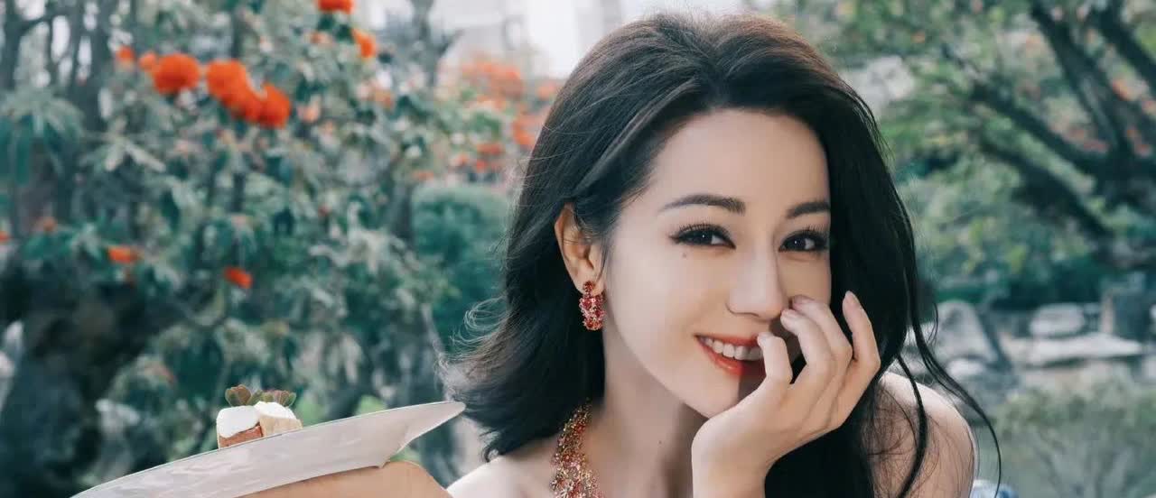两个流量名气都很火的女明星迪丽热巴和赵露思好像作品突然就没有上新了。
迪丽热巴