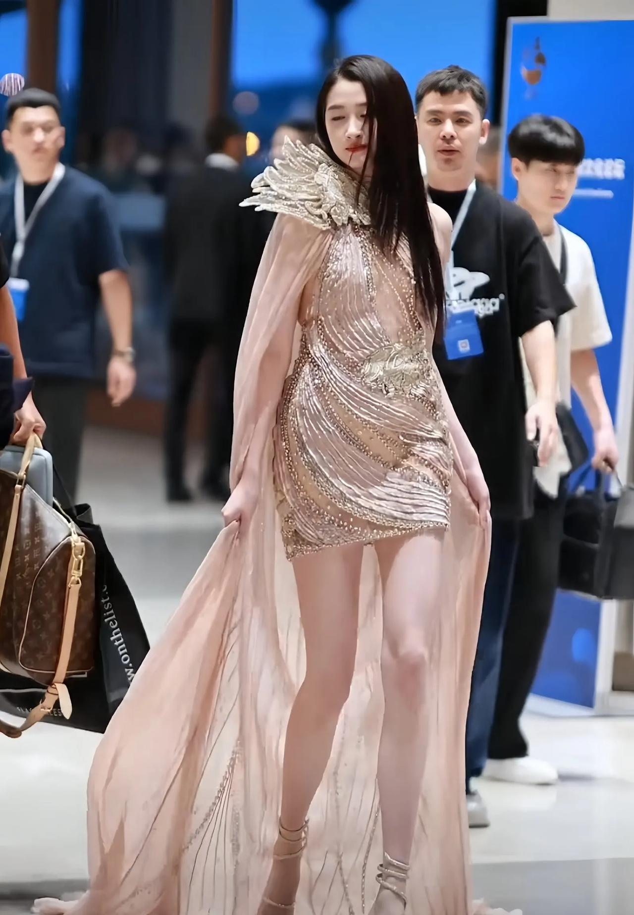关晓彤这美腿太无敌了吧！
内娱天花板了吧！