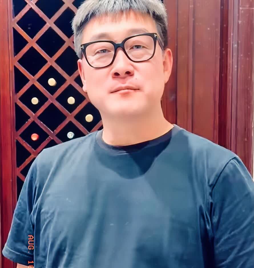 曾经的“中国足球先生”，甲A 联赛的最佳射手，乍一看以为是演员何冰，这相似度能达