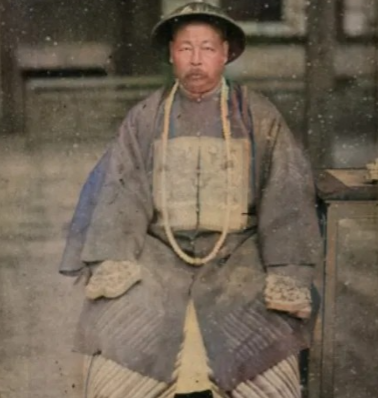 1881年，70岁的左宗棠收复新疆有功，不但加官进爵，慈禧还将17岁的小宫女赐给