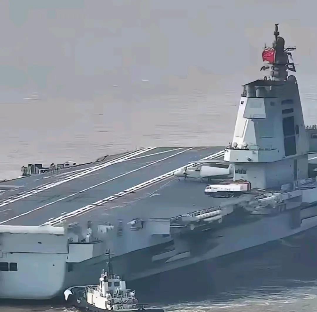 这是不是福建号设计的一个弊端或者缺陷？
这是福建号海试归来后的景象，烟囱里冒出来