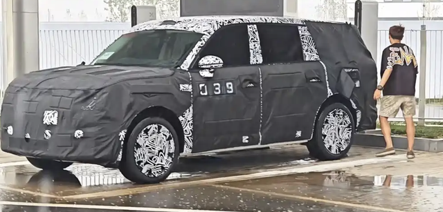 小米“昆仑”增程SUV更多谍照曝光 造型酷似路虎揽胜！
最近网络上再次曝光小米最