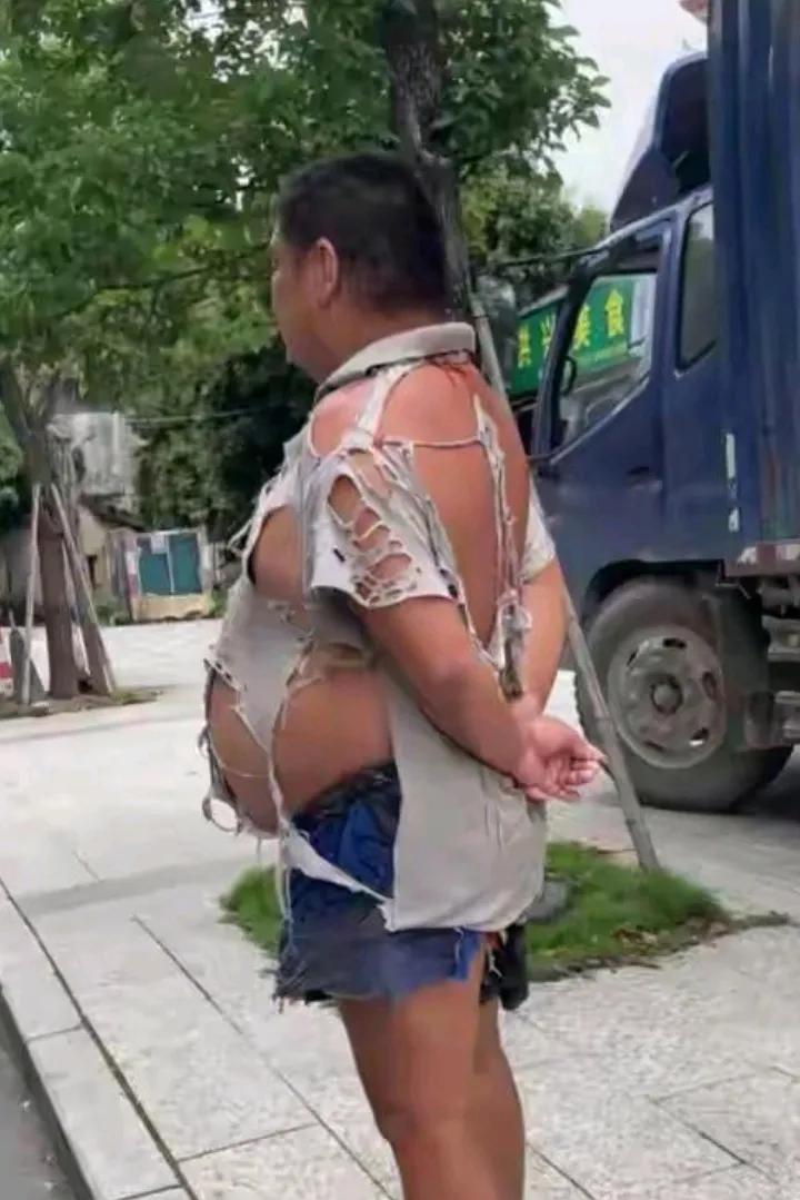 哇！这大爷太牛了吧[大笑]
这是走在时尚的前沿了？你看丝丝缕缕多凉快啊