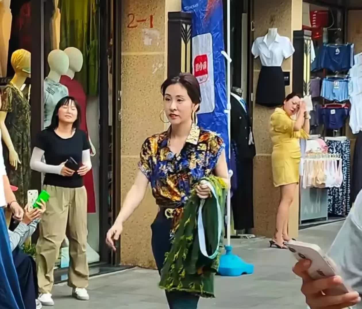 路人镜头下的张碧晨，确实看出实际年龄了，差不多就是36岁的样子，和她的真实年龄相