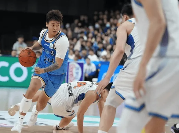 CBA常规赛，新疆85-89负于北京。
北京球员赵睿全场出战29分钟，投篮19中