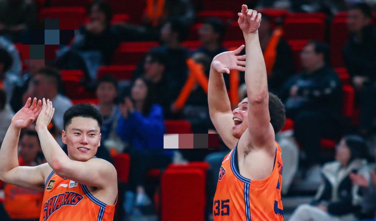 上海100:93山西，两队8项数据对比如下:
1，篮板:上海53个，山西55个，