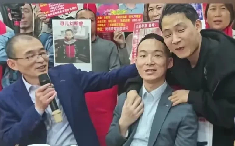 志愿者认错失散父子











冬冬和浩南长得太像了，简直是一个模子刻