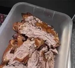 吃北京烤鸭被“剩货”惊到！这能不贵吗…

家人们！刚吃北京烤鸭，亲眼见师傅片