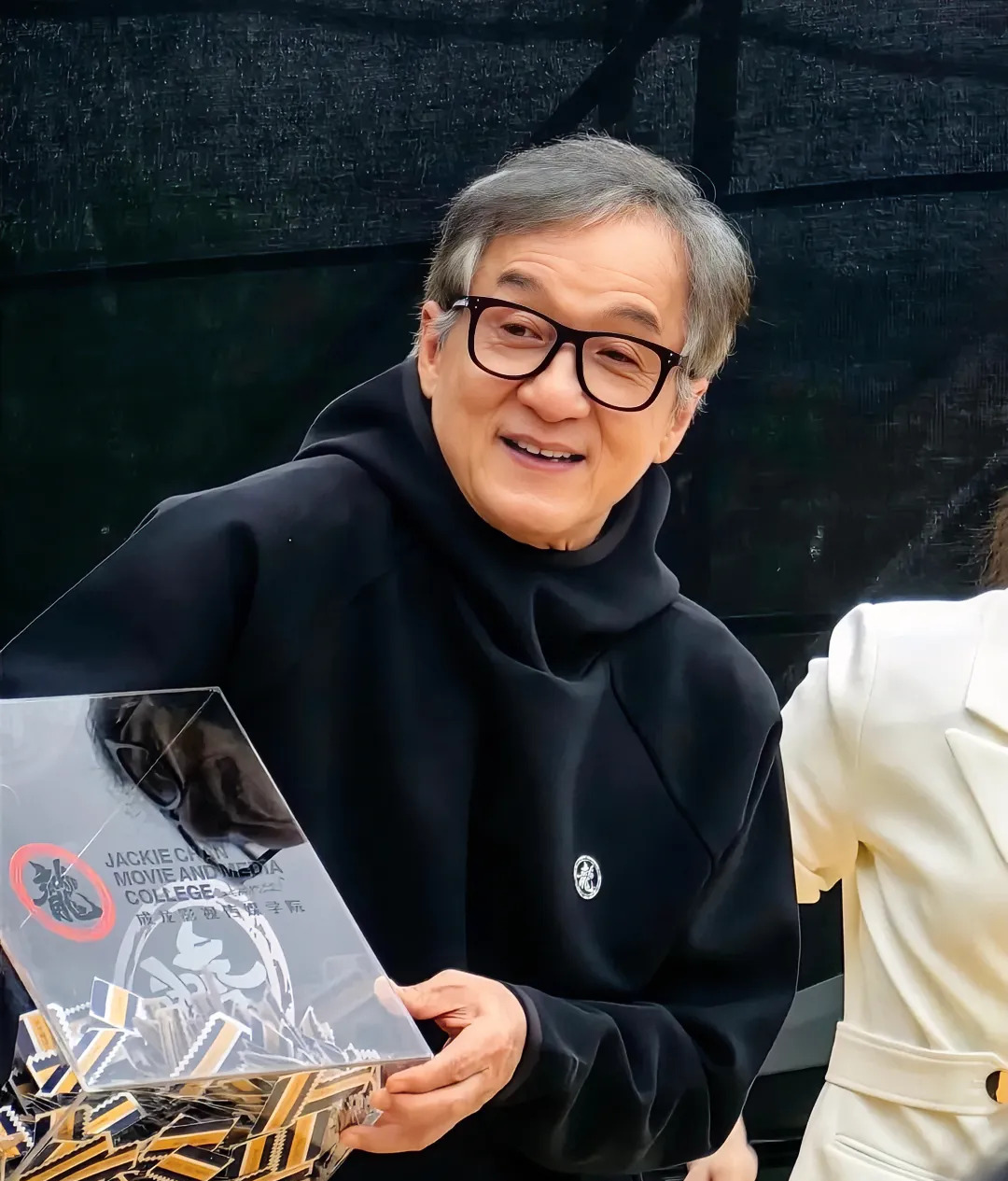 成龙和十三位女明星的绯闻











成龙的绯闻情史惊人！他竟然和娱乐