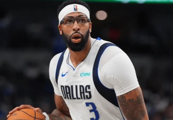 NBA常规赛，独行侠92-125不敌马刺。
据统计，安东尼-戴维斯NBA生涯所在
