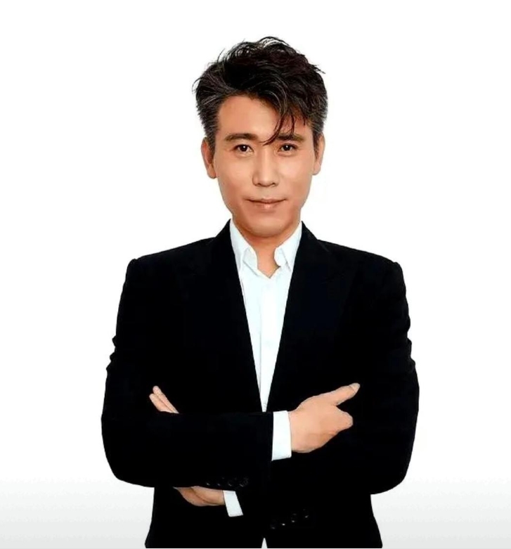 李乃文是个狠人！

我以为他早就成家立业了，原来48岁才与圈外女友一吻定情，走入