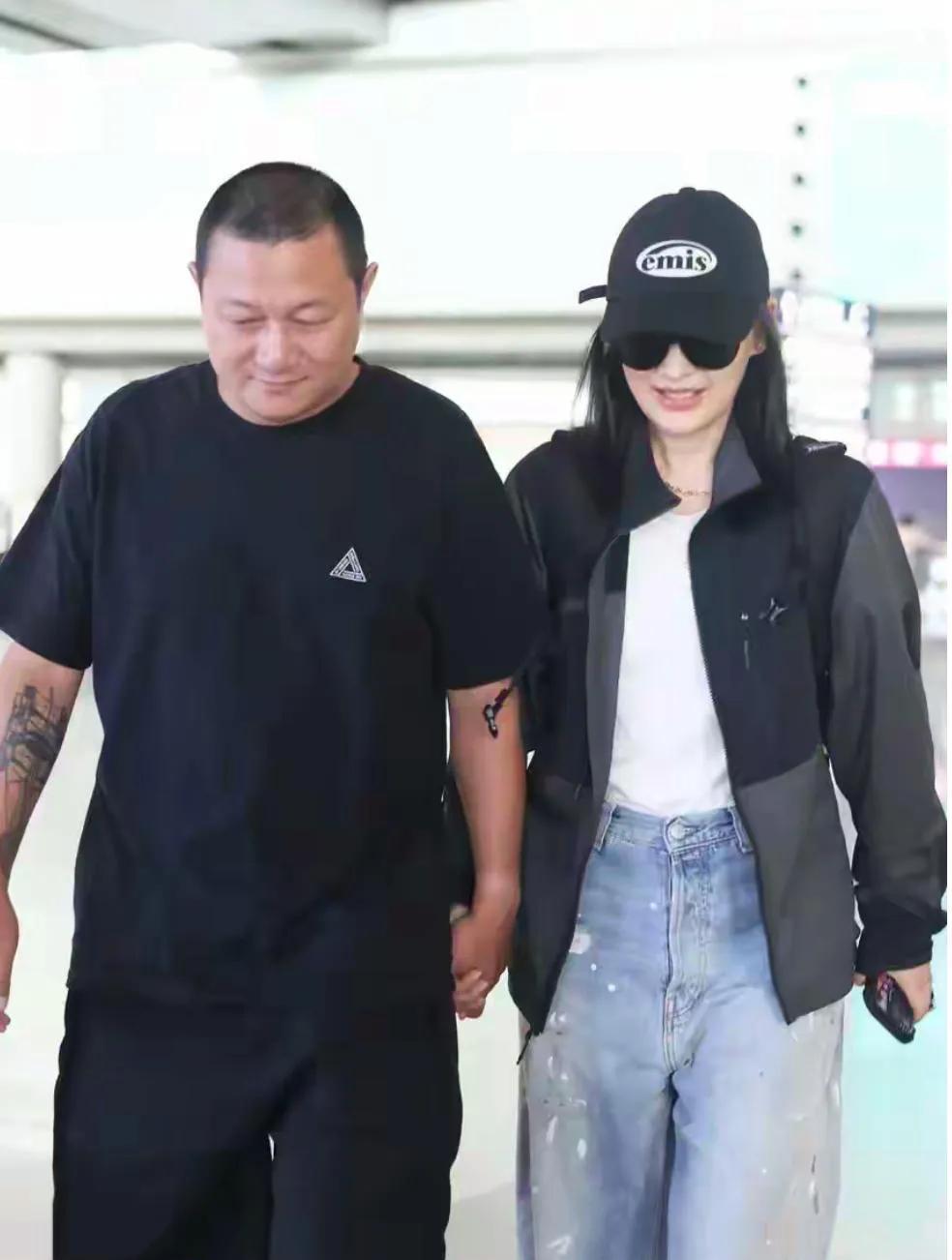 梅婷曾剑夫妻结婚多年，依然恩爱。
这才是神仙爱情，很有夫妻相！
这样多好，简简单