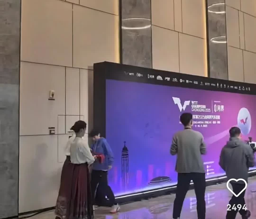 晚宴时莎莎与大头
一前一后
走路带风的架势都一样
小到连走路都神似，
小