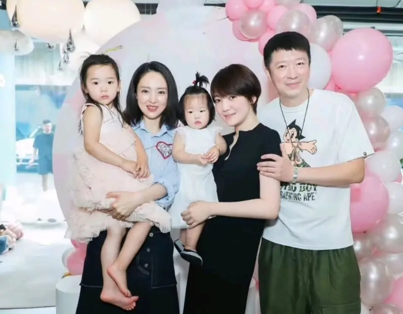 原来董璇与张维伊表哥张衣早就相识，2019年的时候张衣的微博发过他一家三口和董璇
