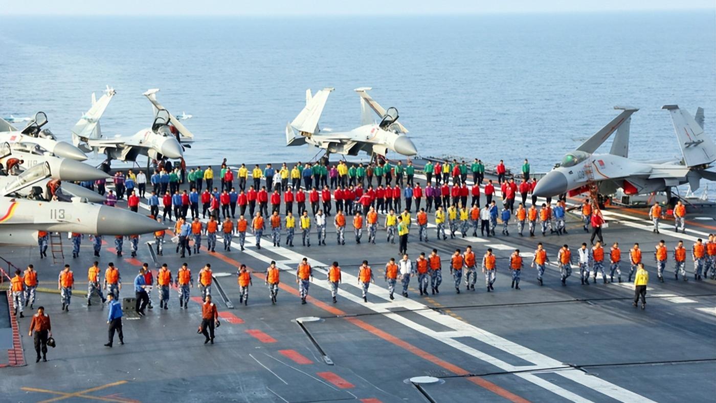 福建舰官宣入列，甲板上“七彩马甲”引关注，各色服装意味着什么