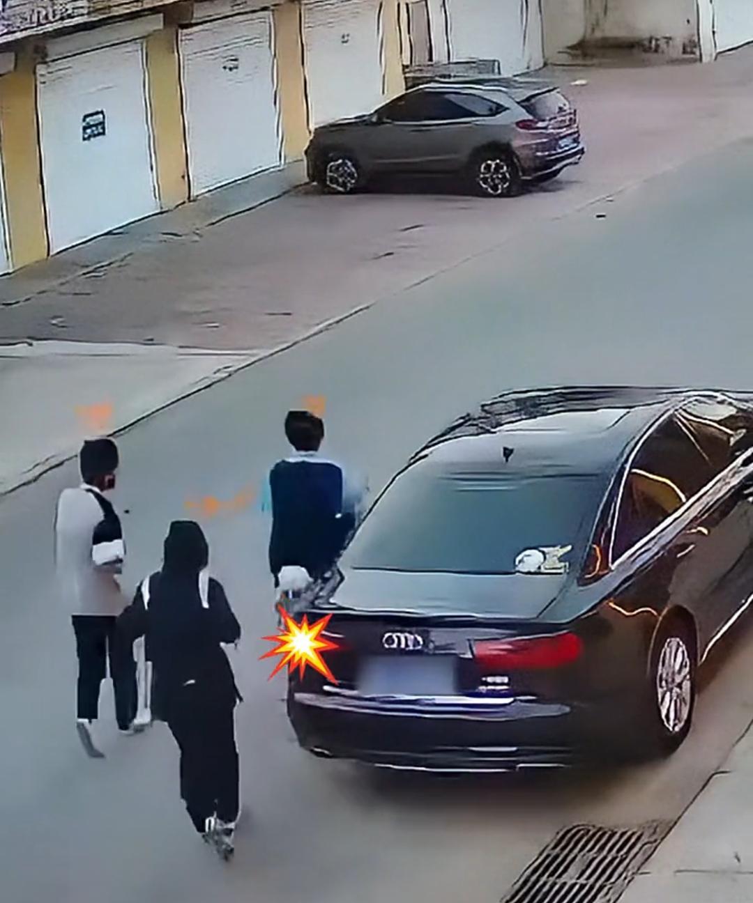 电动车剐蹭奥迪，电动车主动认错很常见，奥迪车主不追究也很常见。不常见的是3个少年