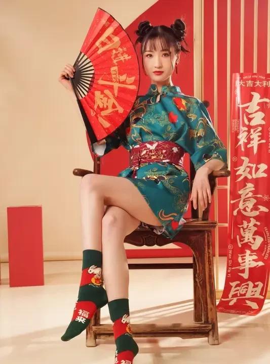 高考家长们的‘玄学穿搭’到底有多卷
旗袍（旗开得胜）
马褂（马到成功）
向日葵（