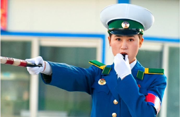 朝鲜首都平壤的街头，正在指挥交通的平壤女交警，英姿飒爽，一身的英气。