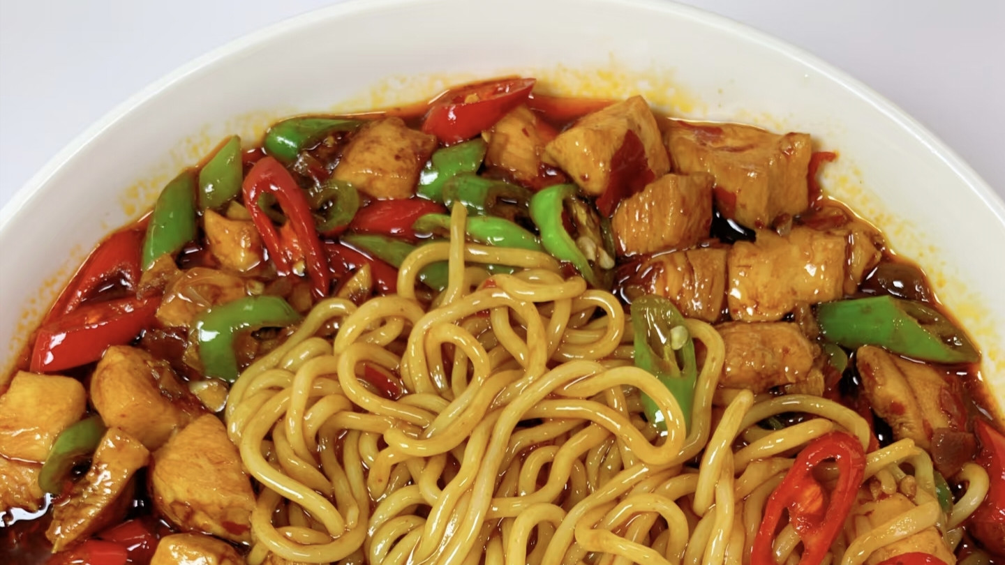 香辣鲜香双椒鸡丁拌面：厨房小白也能秒变“面食达人”！
