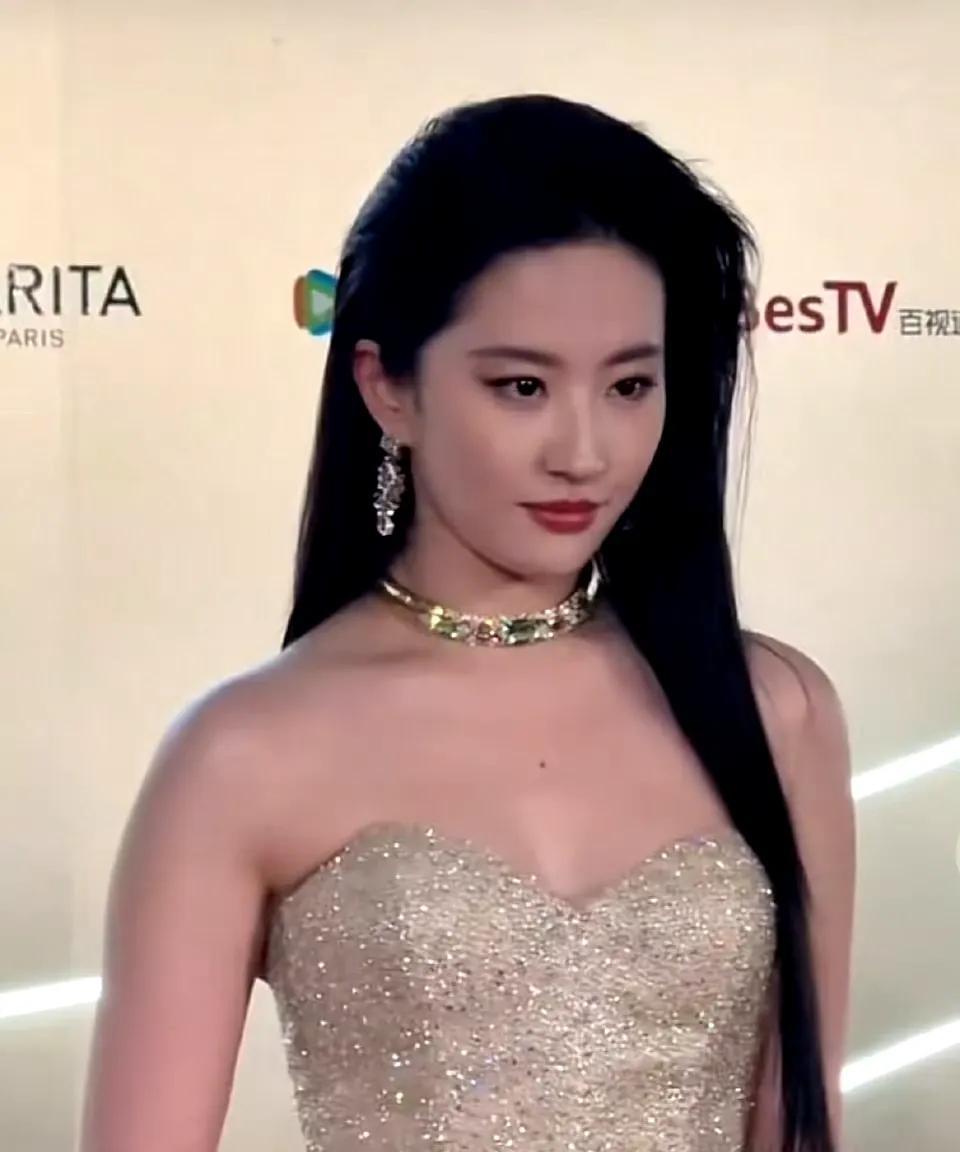 白玉兰组委会疑似回应刘亦菲未出席风波
近日，白玉兰奖颁奖礼上刘亦菲未现身引发热议