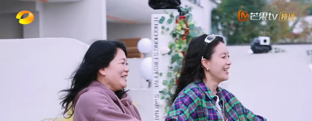 太真实了
黄圣依妈妈非常喜欢陈梦，看到陈梦就笑嘻嘻，而李嘉格的母亲又非常喜欢黄