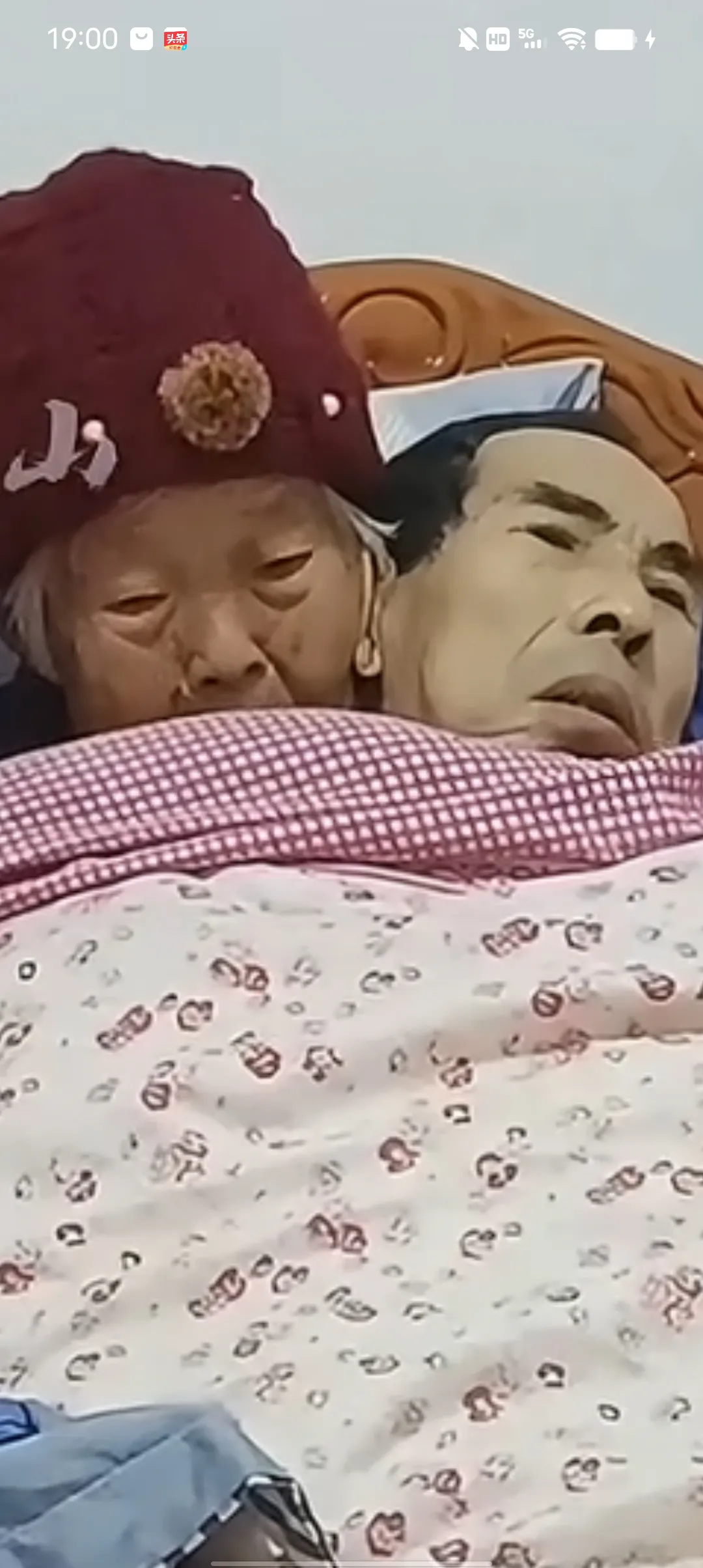 看哭了，儿子奄奄一息，断续续说冷，母亲坐在床上，搂着儿子给儿子盖着被子，儿子躺在