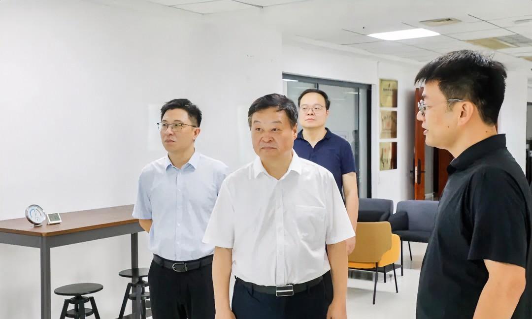 #高看徐州# 8月27日上午，鼓楼区区委书记罗德清到部分重点高新技术企业（江苏科