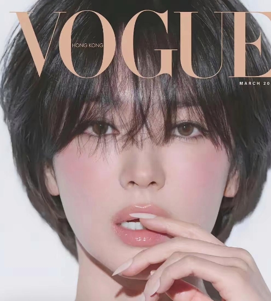 在时尚圈的镁光灯下，某次活动现场一位女星的造型着实让人跌破眼镜。她的模样，竟莫名