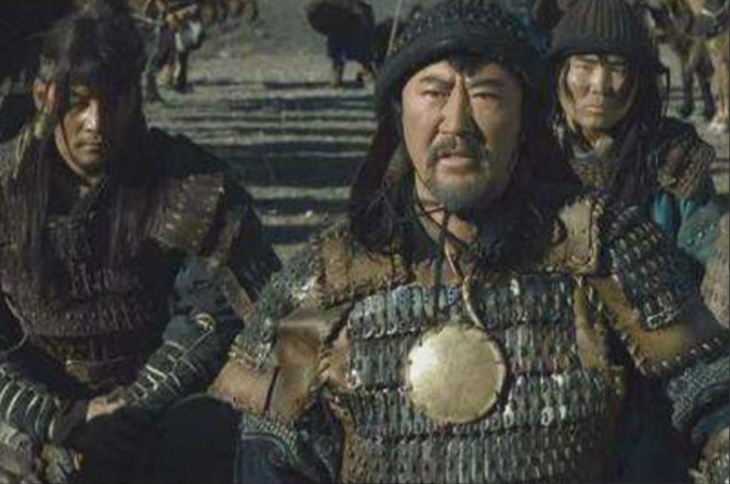 1613年，布占泰将怀孕的妻子，当众扒光衣服，绑在柱子上，他则是拿起一支苍头箭，