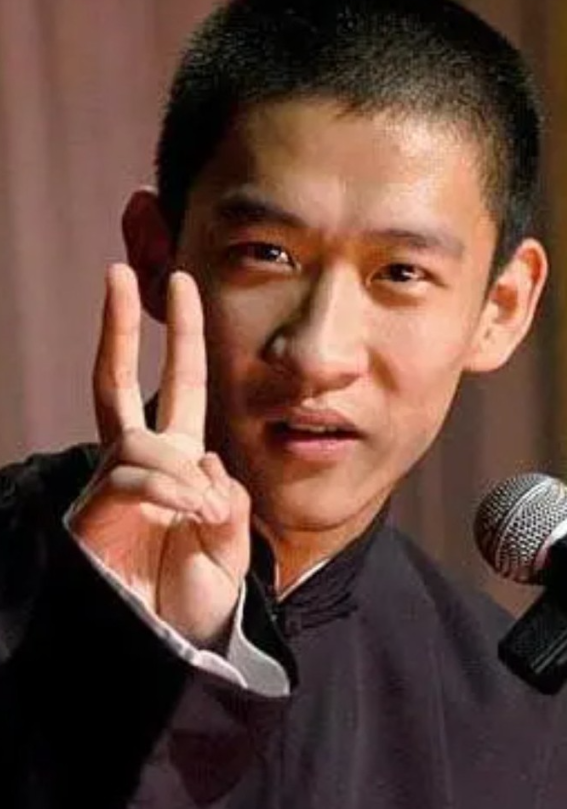 揭秘曹云金能翻红的四大原因！第一，曹云金的相声业务是顶尖，可以说是当代相声界年轻