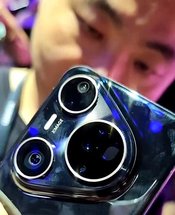 华为发布会狗都不看，看的就是华为发布会。

今天的发布会是在上海体育馆，我已