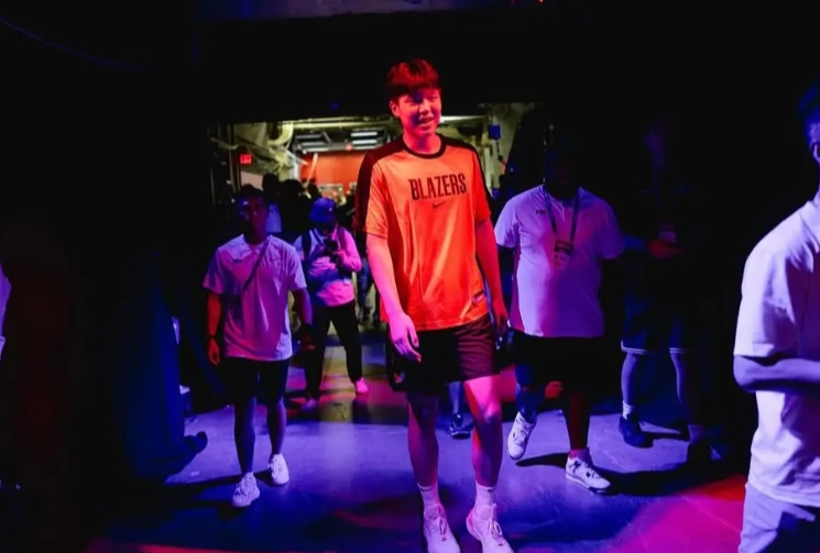 杨瀚森对阵尼克斯那场比赛应该也能上很长时间
对面有三个2米13以上的高大中锋，而