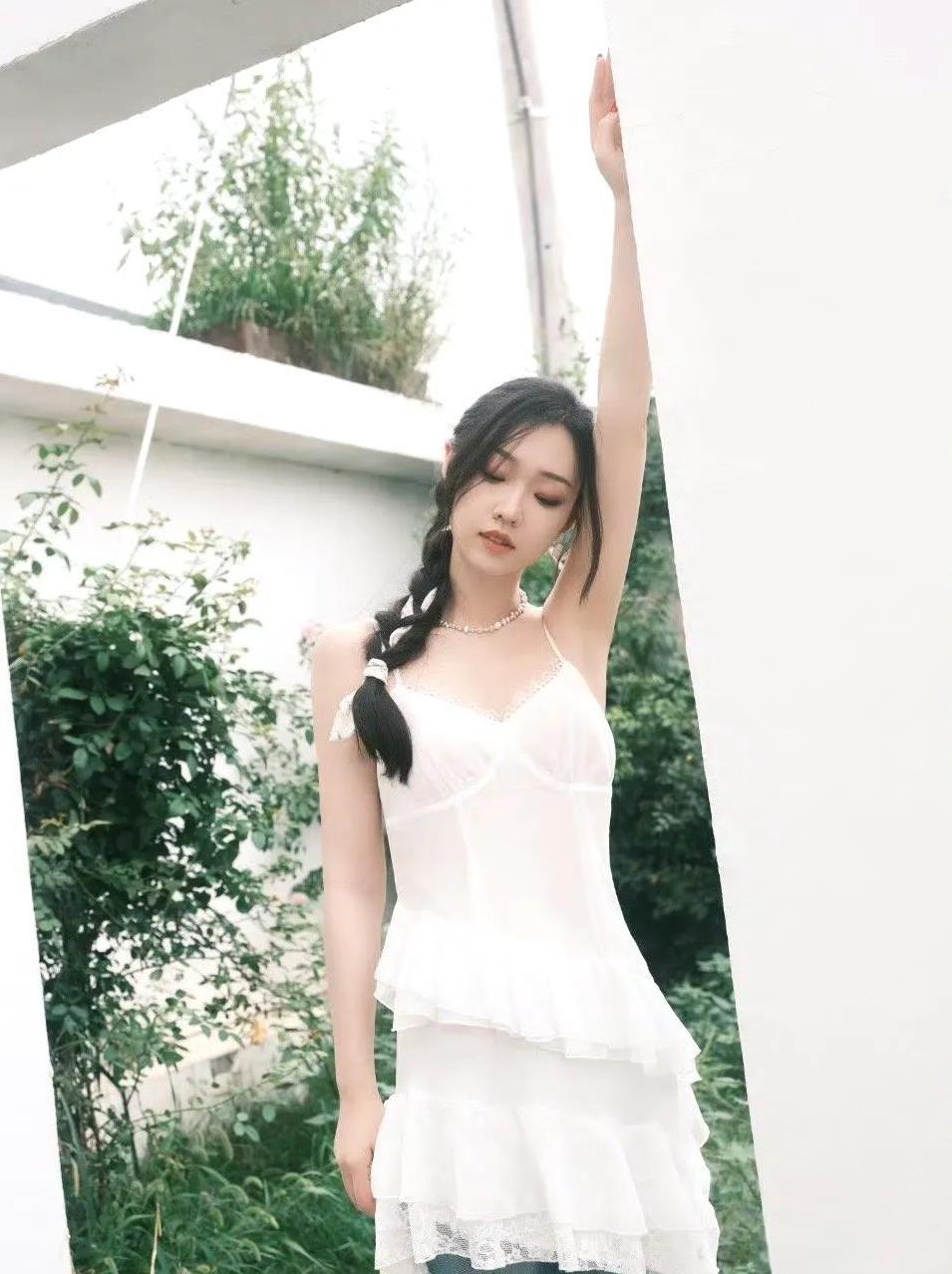 辣目洋子应该和她学学，同样是喜剧女星，她比李嘉琦漂亮一万倍，身材也好好多，关键是