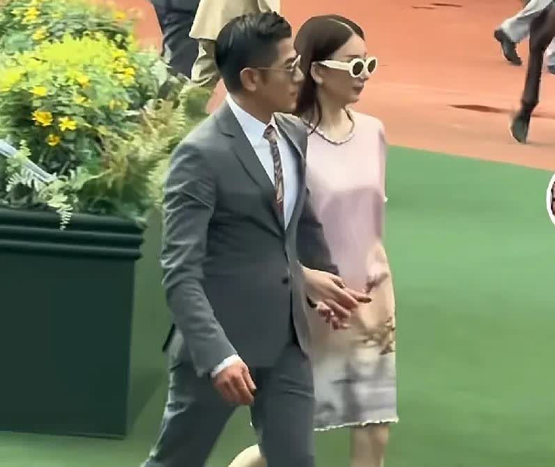 发现香港明星，要么不结婚，要么一结婚了，对老婆无限宠，郭富城无论走到哪儿，都把媳