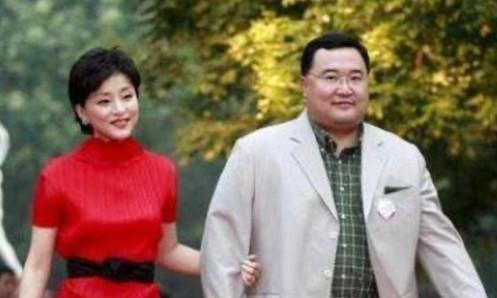 1994年，26岁的杨澜不顾父母的反对，坚决要和银行上班的丈夫张一兵离婚，转身嫁