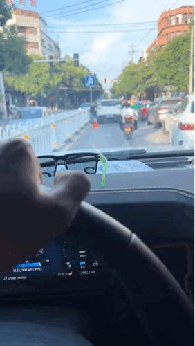 加完油坐车里一看，油表还是空的，靠！忘熄火了[捂脸]
