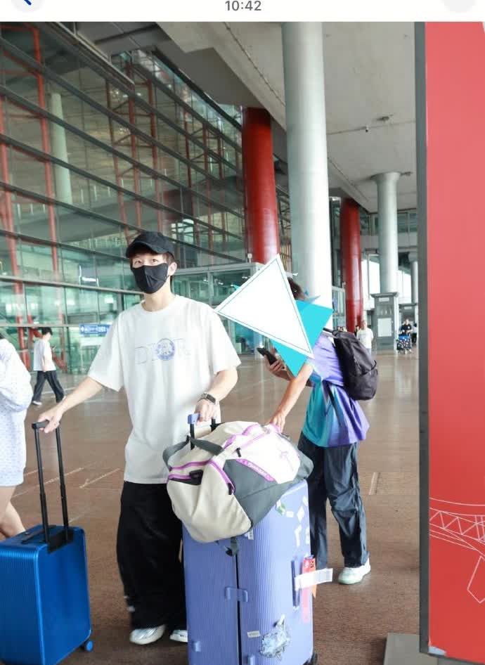 恶意炒CP，到这种地步了！
这你敢信吗？
林高远瑞满归来，在机场行走不知情的