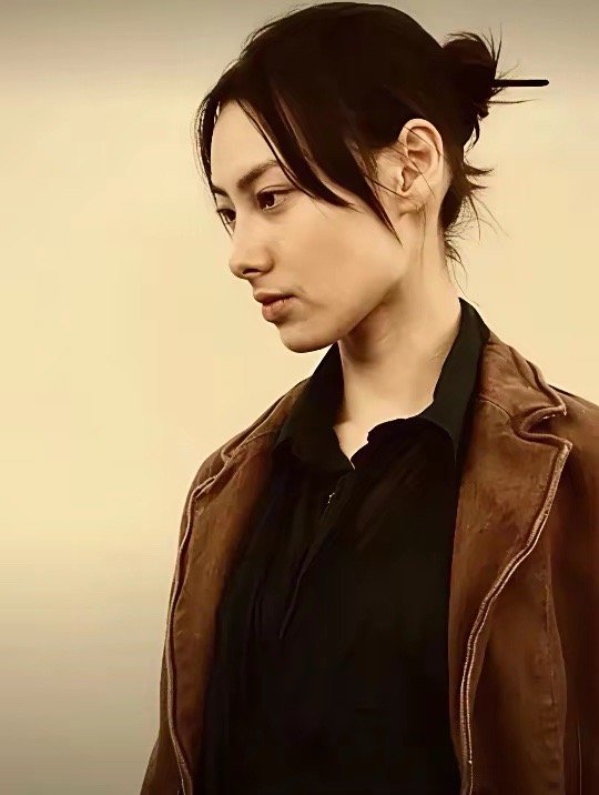 真的是很标准的“耳高于眉” 眉眼也好直观
虽然不知道“耳高于眉的人会很聪明或者有