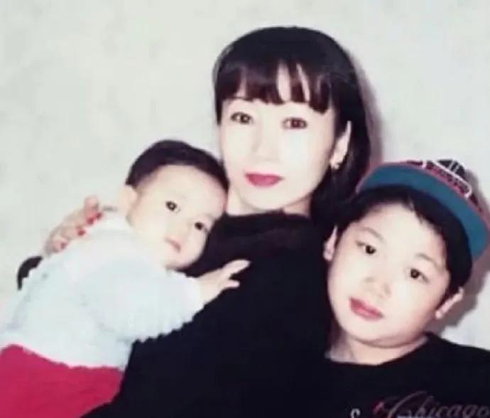 王嘉尔一组儿时照片在网上传开时，瞬间让不少人被那份稚气满满的可爱击中——镜头里的