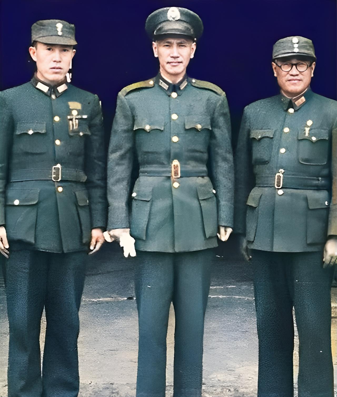 这是蒋中正与自己的两名得意门生在一起。两人都毕业于黄埔军校，都是湖南人。其中，郑