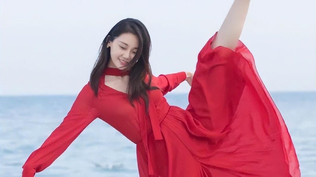 三胎妈妈苗苗：身材依旧，少女感十足，引人注目