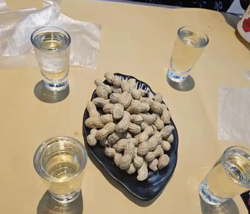 河南，男子与3名工友在工地食堂就着花生米喝酒，酒后回宿舍洗漱完后外出，4个小时再