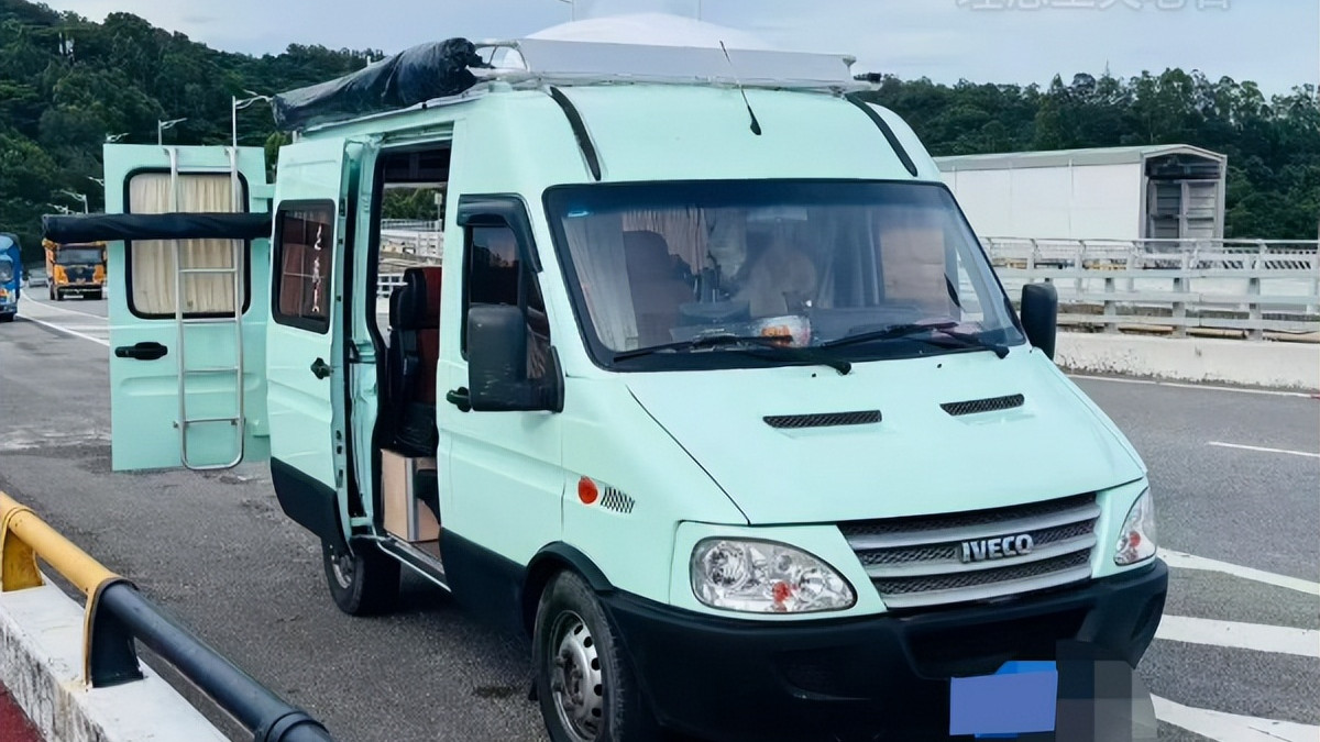 边旅行边摆摊，依维柯宝迪改装移动店铺露营车，多用途车正在崛起