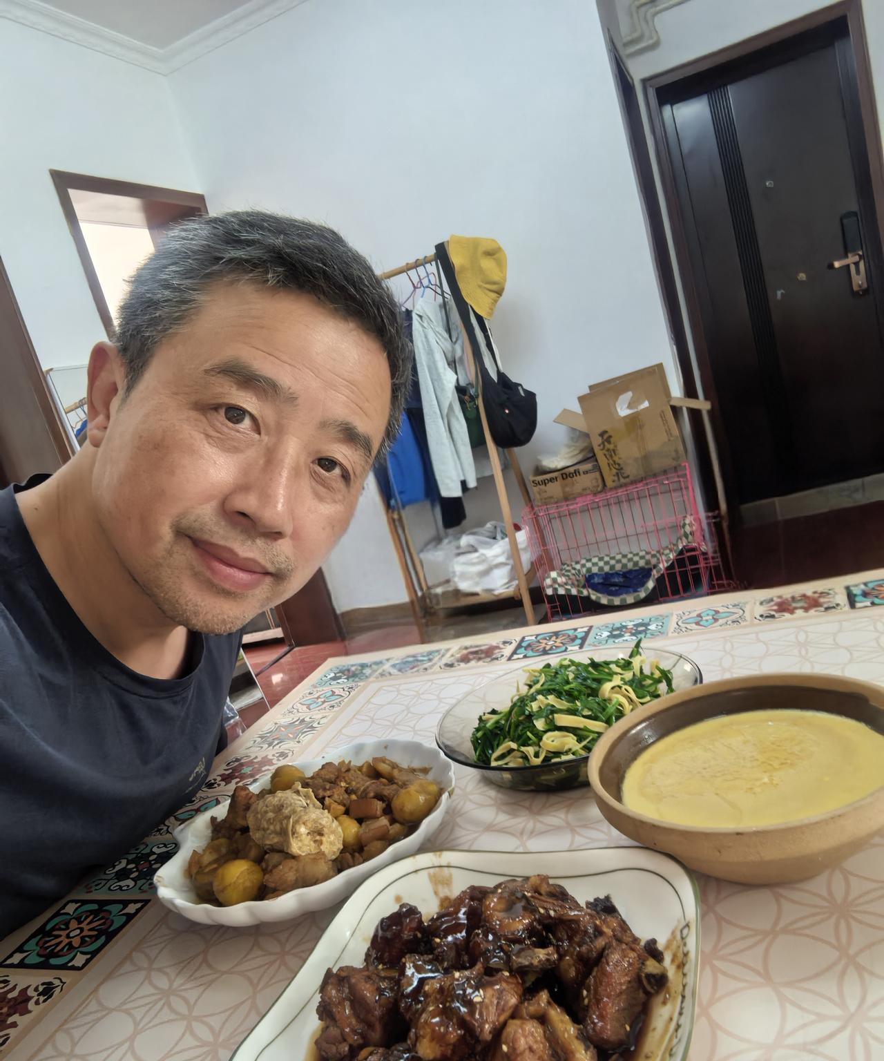 酒龄四十年，戒酒97天，滴酒未沾。
中午炒了几个菜：糖醋排骨、蒸鸡蛋、韭菜炒千张