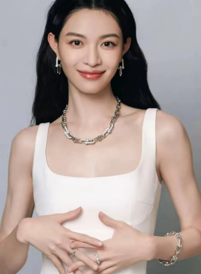 这下好了，不仅化妆师知道，
全国人民也知道了，
万万没想到，明星化妆师的工资竟然