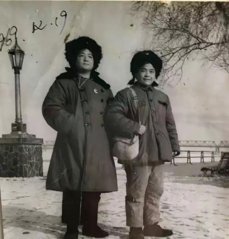 【老照片】这两位姑娘，是1969年天津铁路二中的知青，下乡在哈尔滨郊区新发公社五