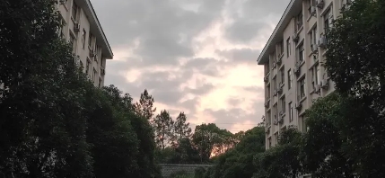 有人打电话说别人的丑事，真没必要去帮他们辟。就像有人过去干了不光彩的事儿被传出来