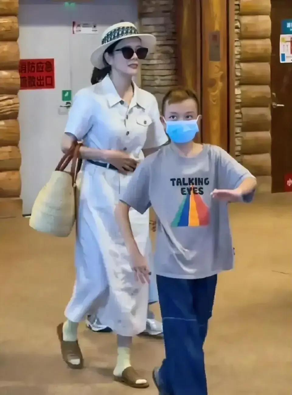 汪涵的妻子杨乐乐带儿子汪十安出去购物。总感觉母子俩有点怪怪的，杨乐乐身穿白色连衣