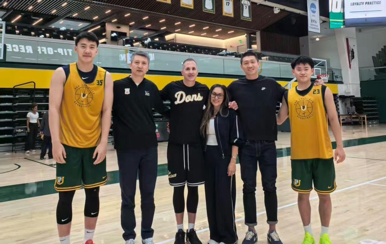 中国篮球的希望！郭士强远赴美国看望王俊杰和赵维伦！
中国男篮主教练郭士强近日去看